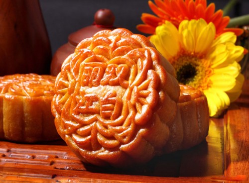 Many helpers enjoy mooncakes during Mid-Autumn festival