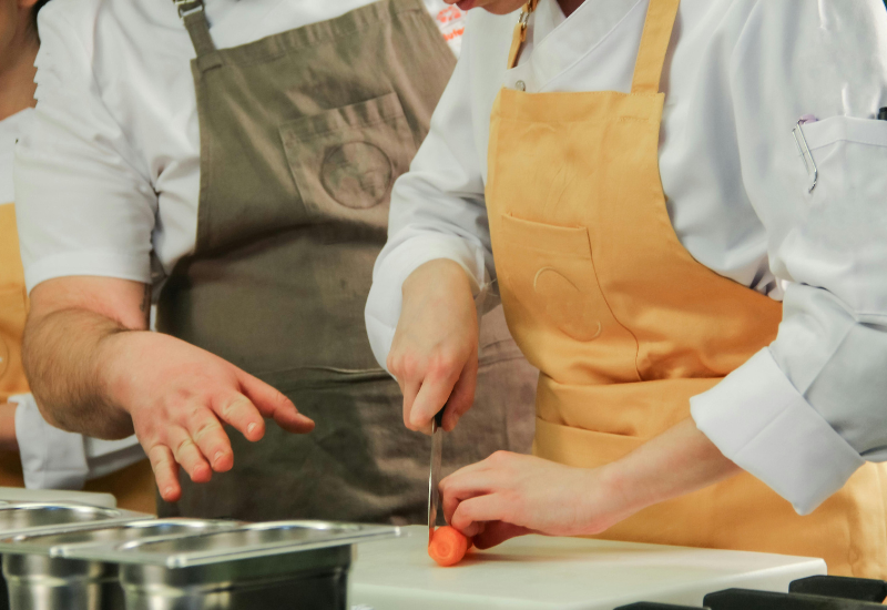 What to keep in mind when looking for a cooking class for your helper
