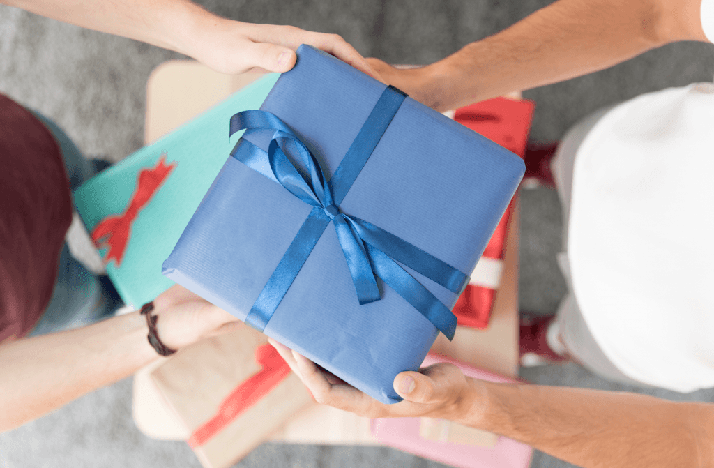 Instead of giving your domestic helper bonus, you can consider giving her a small gift.