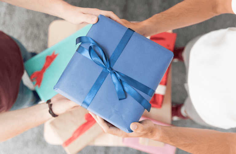 Instead of giving your domestic helper bonus, you can consider giving her a small gift.