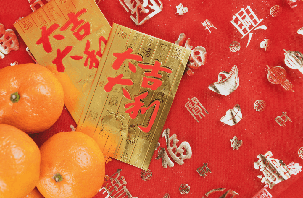 Many employers will reward their domestic helpers with a lai see/ang bao in Chinese New Year