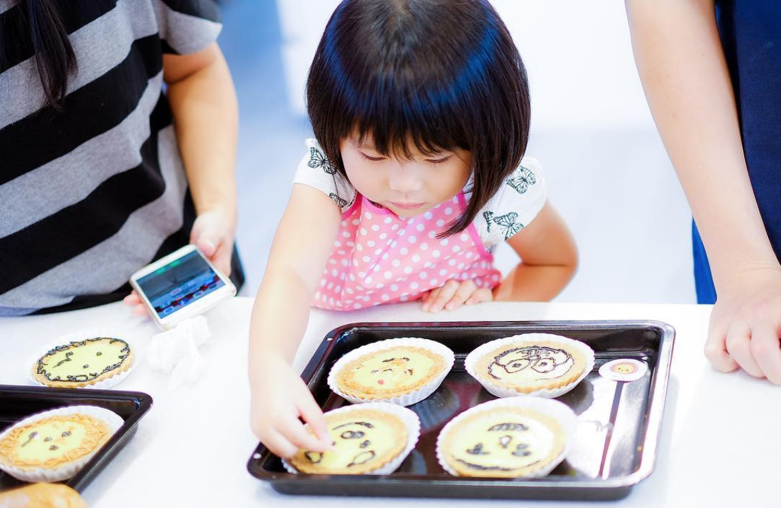 kid-baking-with-parents
